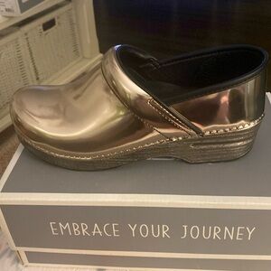 DANSKO CLOGS- New In Box Chrome Metallic Gold Size 39